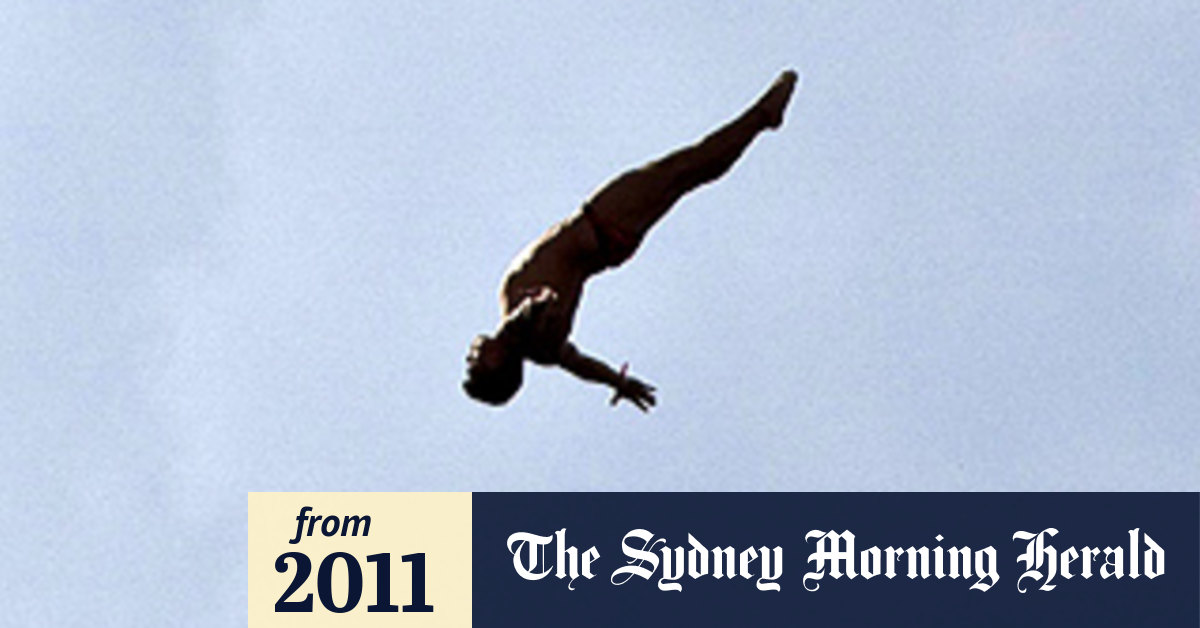 Cliff divers splash down in harbour